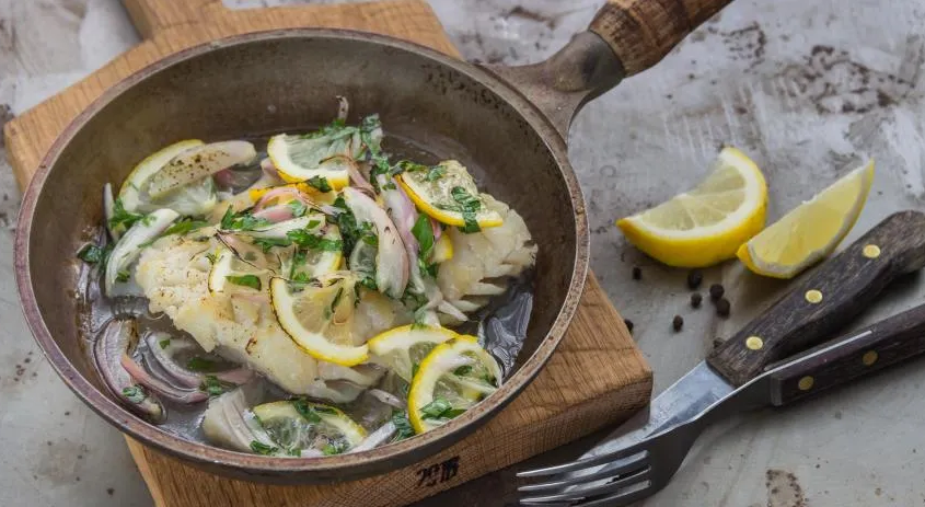 Нежная треска с маринованным лимоном: быстро и вкусно