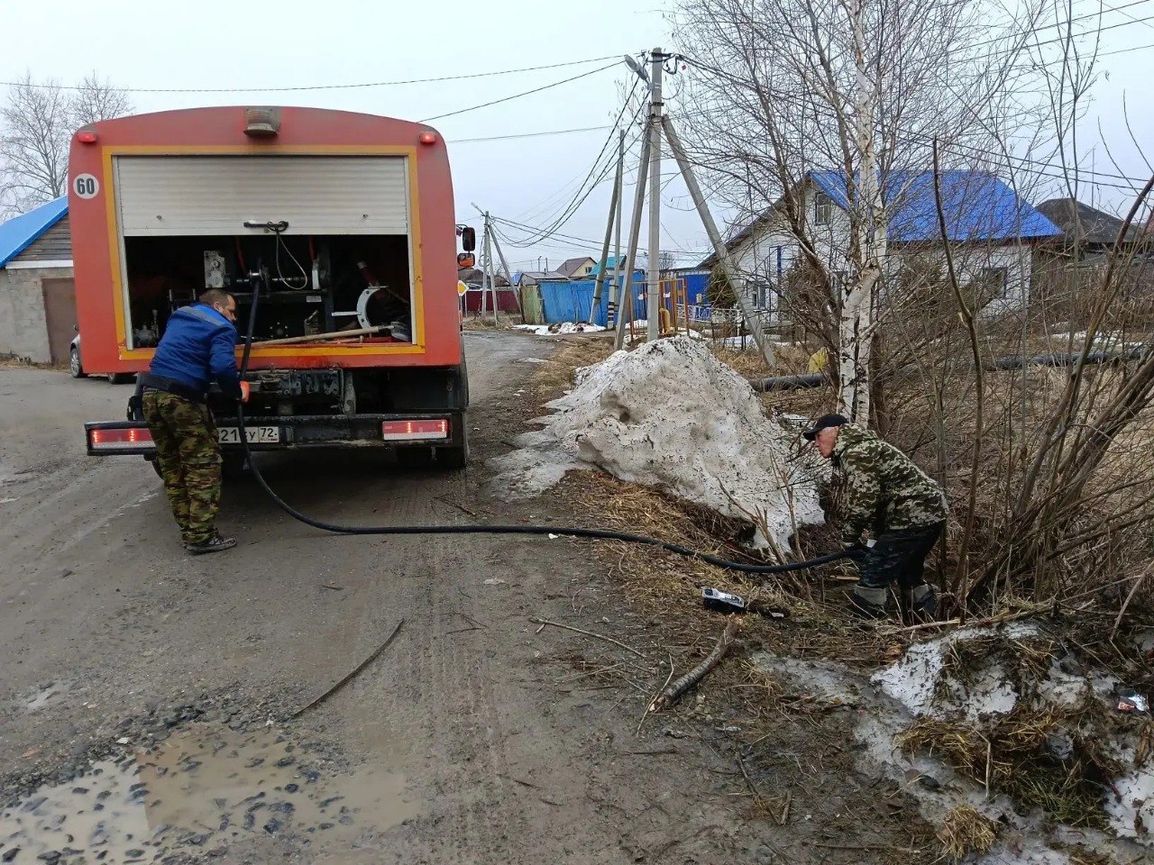 Чтобы паводковые воды не доставили хлопот жителям подрядные организации проводят очистку оголовков и промывку водопропускных труб Чтобы паводковые воды не доставили хлопот жителям подрядные организации проводят очистку оголовков и промывку водопропускных труб