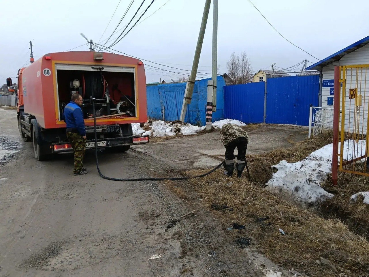 Чтобы паводковые воды не доставили хлопот жителям подрядные организации проводят очистку оголовков и промывку водопропускных труб Чтобы паводковые воды не доставили хлопот жителям подрядные организации проводят очистку оголовков и промывку водопропускных труб