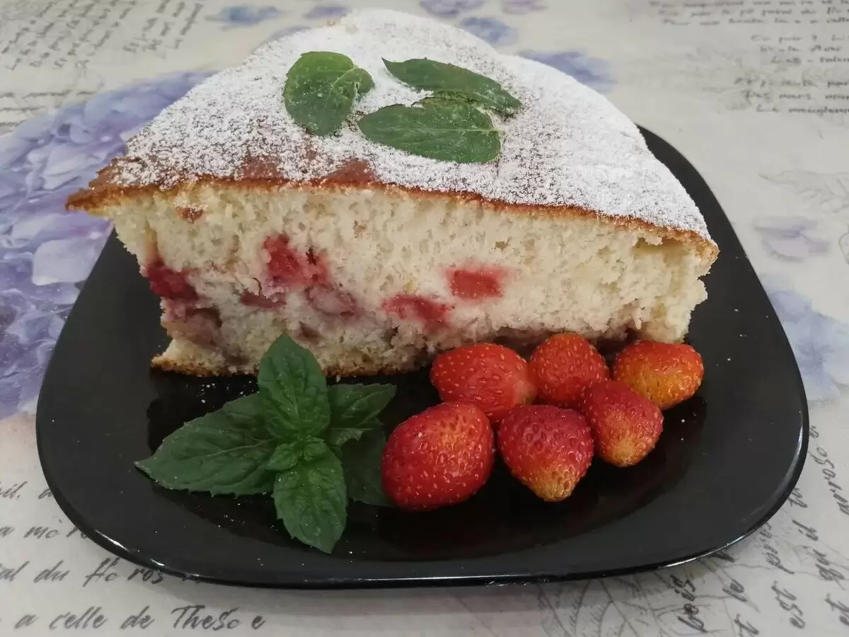 Нежный бисквитный пирог с ягодами