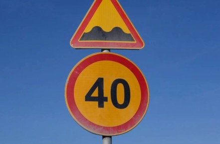 Внимание водителям: в Тюмени на участках с колейностью ввели ограничение скорости до 40 км/ч