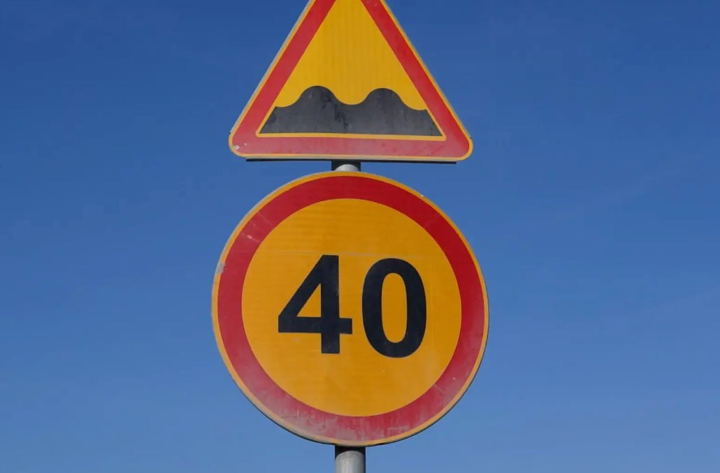 Внимание водителям: в Тюмени на участках с колейностью ввели ограничение скорости до 40 км/ч