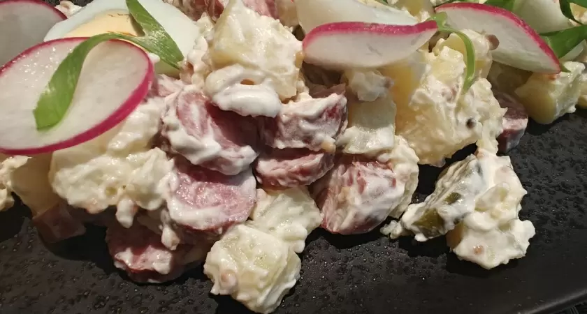 Секрет идеального оливье: как варить картошку в мундире для новогоднего стола