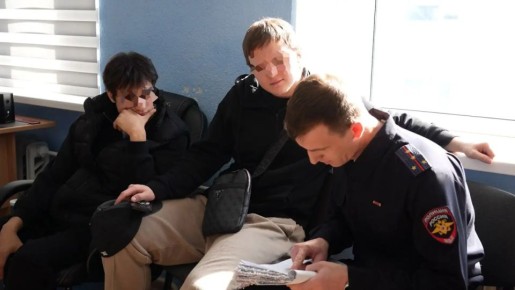 В Тюмени задержали молодых людей, которые катались на багажнике авто