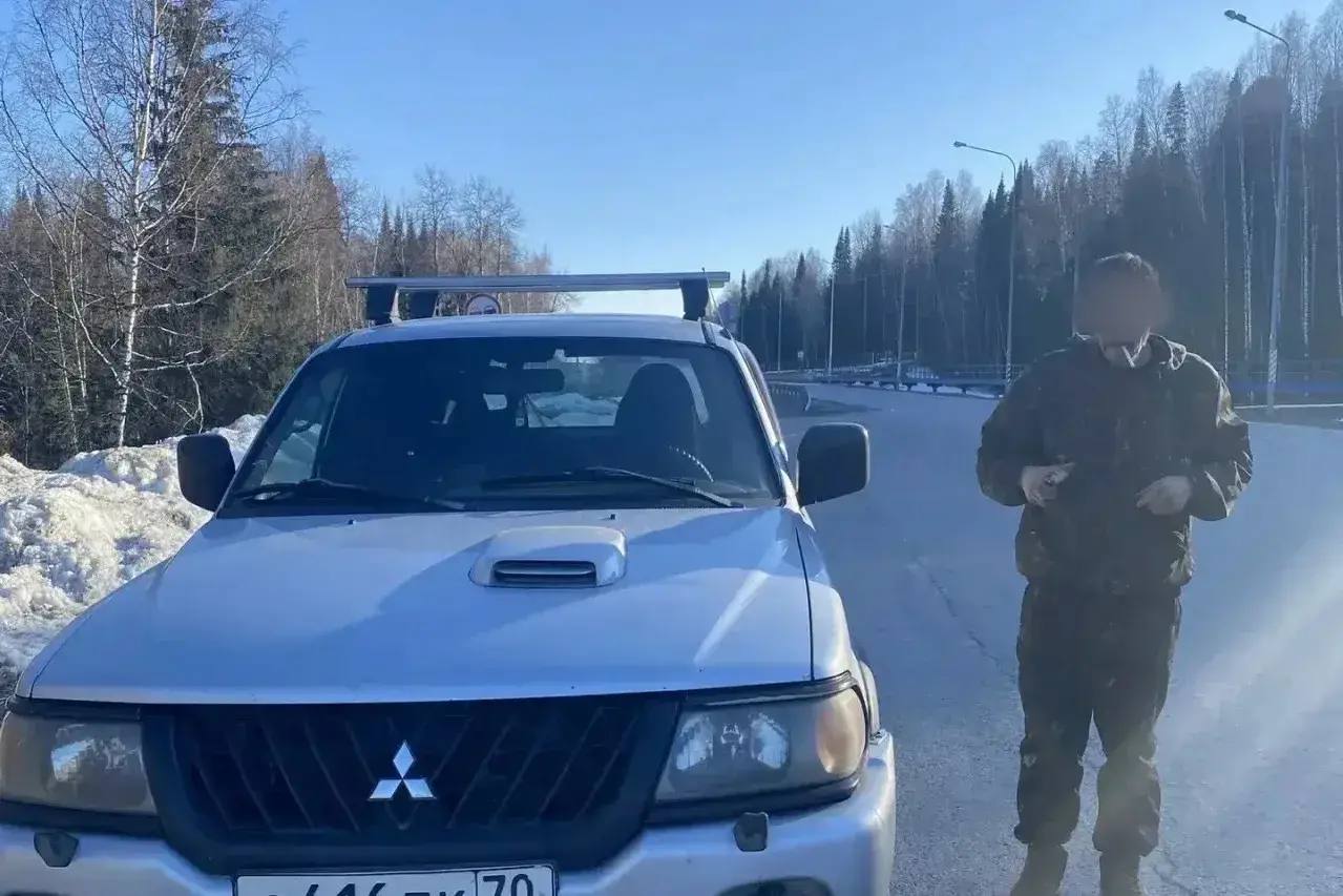 Водителя, который распивал спиртное за рулем, остановили сотрудник ГАИ