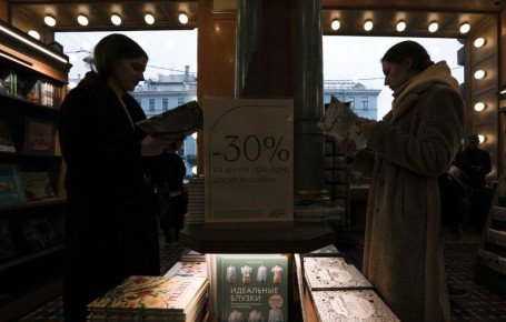 Неформальная цензура: Роман Сорокина «Голубое сало» вышел из продажи