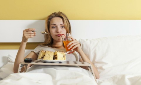 Почему в критические дни хочется есть больше: гормоны и советы по управлению аппетитом