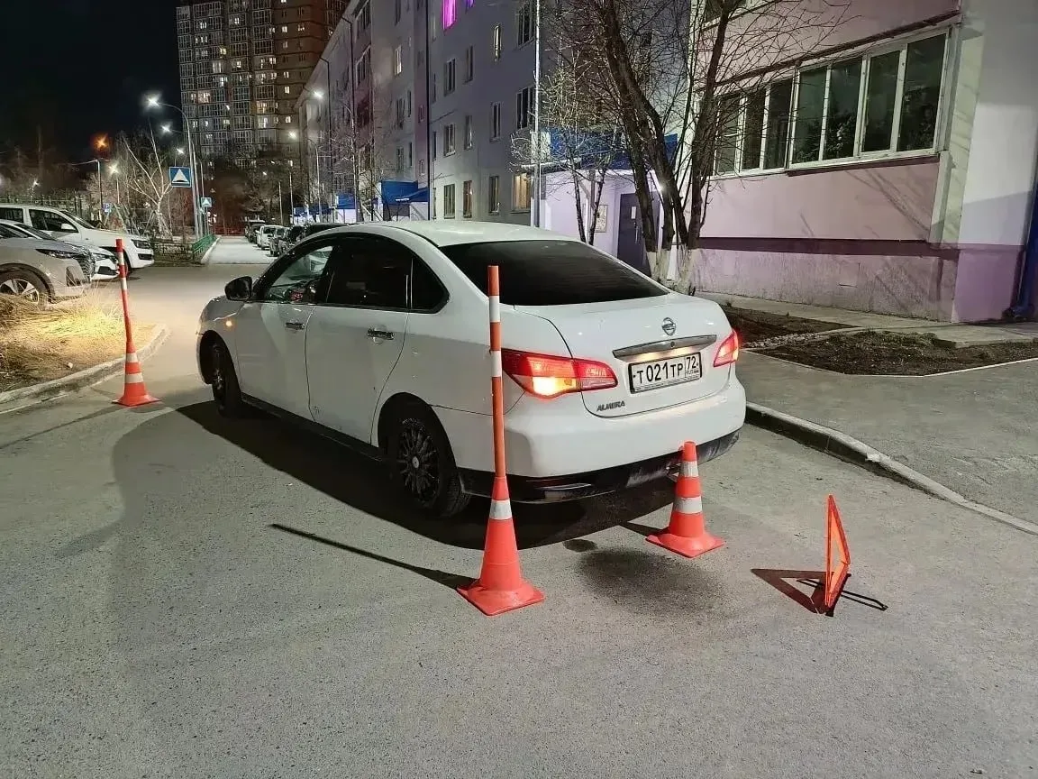 В Тюмени во дворе машина сбила ребенка — водитель сдавал назад В Тюмени во дворе машина сбила ребенка — водитель сдавал назад