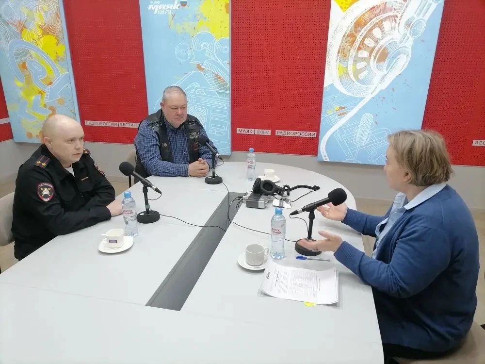 Сегодня в программе «Дорога домой» на радио «Вести FM» об опасностях начала мотосезона рассуждают руководитель байкерского сообщества Владимир Граф-Шевченко и заместитель командира полка ДПС Госавтоинспекции Владислав Судаков Сегодня в программе «Дорога домой» на радио «Вести FM» об опасностях начала мотосезона рассуждают руководитель байкерского сообщества Владимир Граф-Шевченко и заместитель командира полка ДПС Госавтоинспекции Владислав Судаков