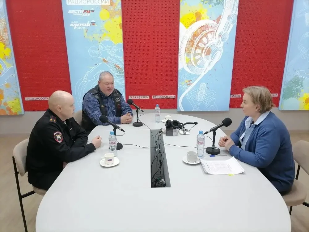 Сегодня в программе «Дорога домой» на радио «Вести FM» об опасностях начала мотосезона рассуждают руководитель байкерского сообщества Владимир Граф-Шевченко и заместитель командира полка ДПС Госавтоинспекции Владислав Судаков