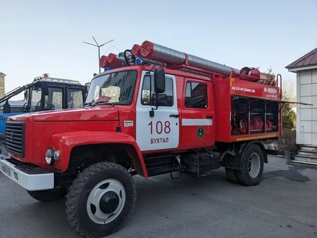 Строительный мусор и сухая трава загорелись в Тюменской области во время пожароопасного сезона