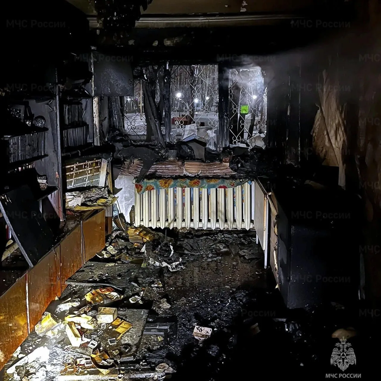 Пожарные спасли семью из горящего дома в Тюмени Пожарные спасли семью из горящего дома в Тюмени