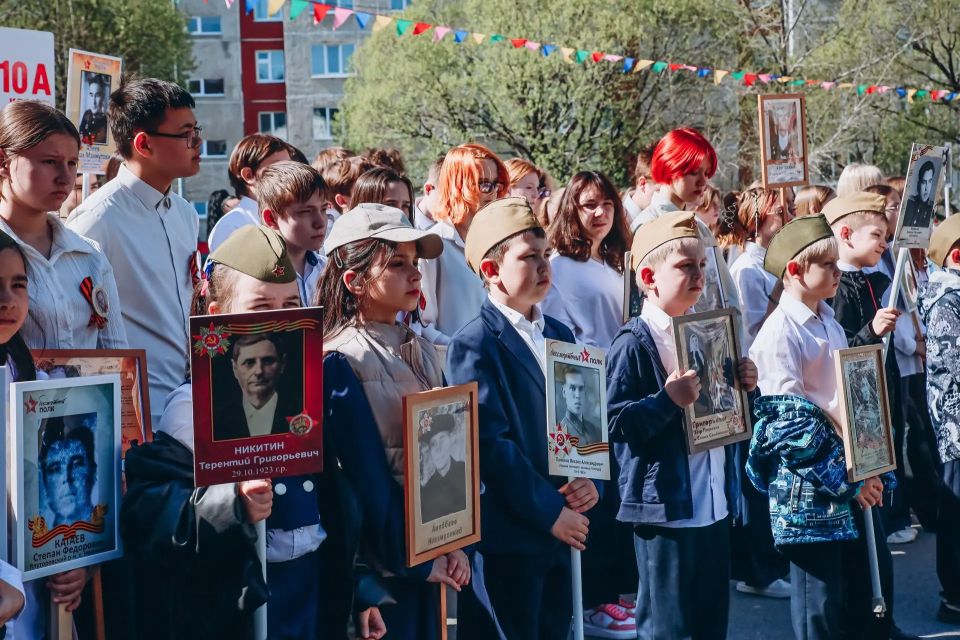В школах и детских садах Тюмени прошла акция «Бессмертный полк» В школах и детских садах Тюмени прошла акция «Бессмертный полк»
