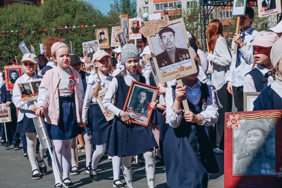 В школах и детских садах Тюмени прошла акция «Бессмертный полк» В школах и детских садах Тюмени прошла акция «Бессмертный полк»