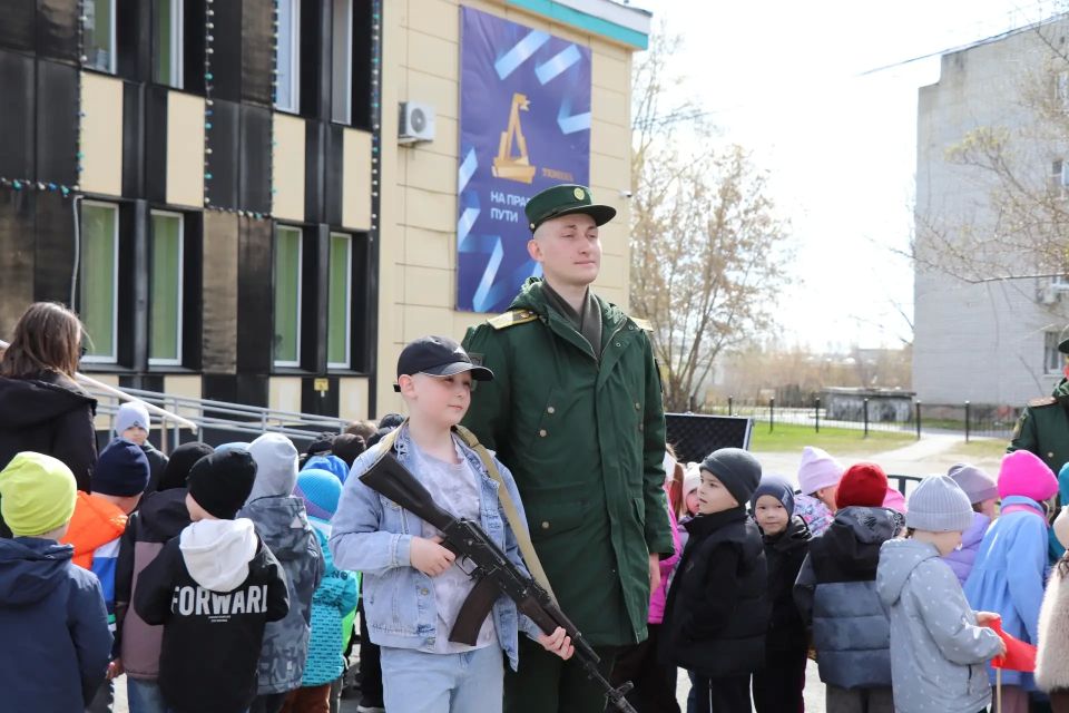 Выставка военной техники. В преддверии великого праздника, Дня Победы, на площади Дома культуры «Поиск» и в сквере Депутатов состоялась выставка военной техники , организованная Тюменским высшим военно-инженерным командным... Выставка военной техники. В преддверии великого праздника, Дня Победы, на площади Дома культуры «Поиск» и в сквере Депутатов состоялась выставка военной техники , организованная Тюменским высшим военно-инженерным командным...