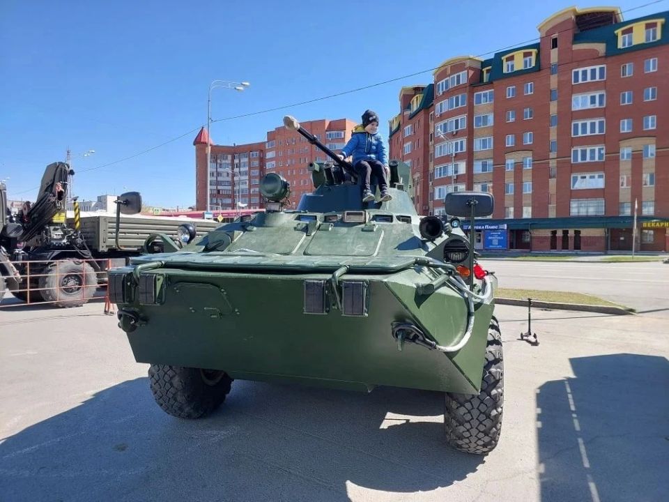 Выставка военной техники. В преддверии великого праздника, Дня Победы, на площади Дома культуры «Поиск» и в сквере Депутатов состоялась выставка военной техники , организованная Тюменским высшим военно-инженерным командным... Выставка военной техники. В преддверии великого праздника, Дня Победы, на площади Дома культуры «Поиск» и в сквере Депутатов состоялась выставка военной техники , организованная Тюменским высшим военно-инженерным командным...