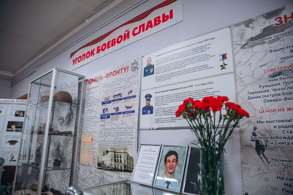 Максим Афанасьев: По инициативе учеников и педагогов в школе № 89 в холле третьего этажа создана стела «Бессмертный полк», где можно увидеть изображения более 100 героев — предков нынешних школьников Максим Афанасьев: По инициативе учеников и педагогов в школе № 89 в холле третьего этажа создана стела «Бессмертный полк», где можно увидеть изображения более 100 героев — предков нынешних школьников
