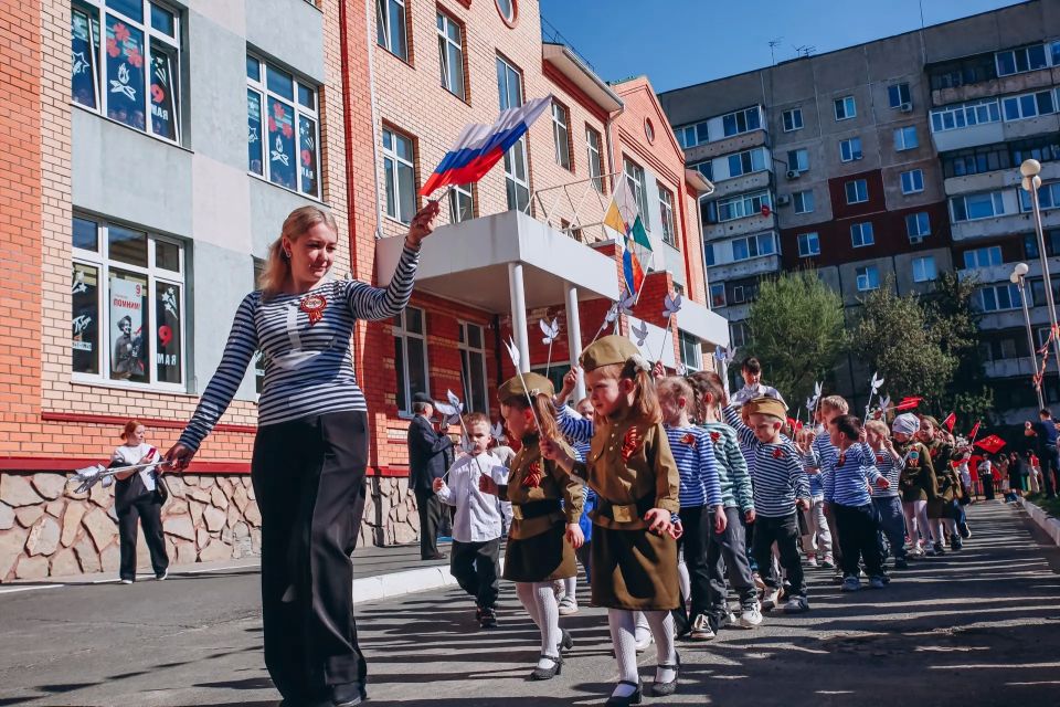 В школах и детских садах Тюмени прошла акция «Бессмертный полк» В школах и детских садах Тюмени прошла акция «Бессмертный полк»