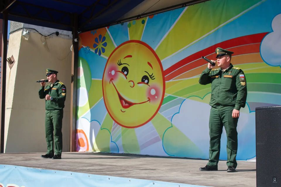 Выставка военной техники. В преддверии великого праздника, Дня Победы, на площади Дома культуры «Поиск» и в сквере Депутатов состоялась выставка военной техники , организованная Тюменским высшим военно-инженерным командным... Выставка военной техники. В преддверии великого праздника, Дня Победы, на площади Дома культуры «Поиск» и в сквере Депутатов состоялась выставка военной техники , организованная Тюменским высшим военно-инженерным командным...