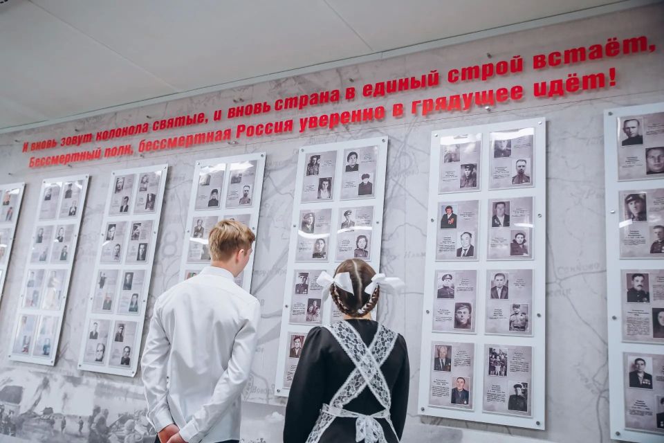 Максим Афанасьев: По инициативе учеников и педагогов в школе № 89 в холле третьего этажа создана стела «Бессмертный полк», где можно увидеть изображения более 100 героев — предков нынешних школьников Максим Афанасьев: По инициативе учеников и педагогов в школе № 89 в холле третьего этажа создана стела «Бессмертный полк», где можно увидеть изображения более 100 героев — предков нынешних школьников