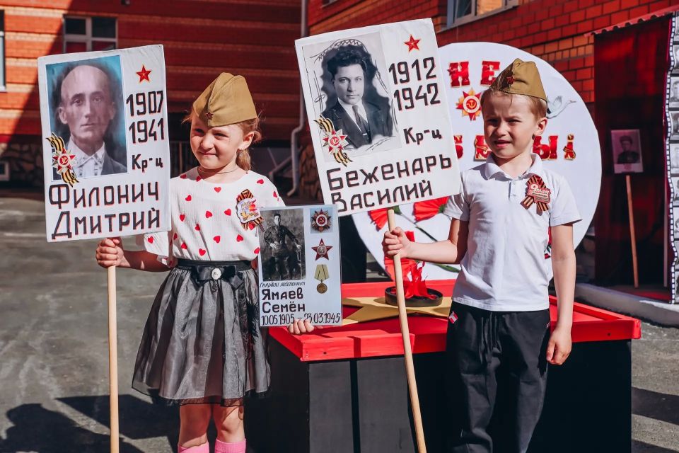 В школах и детских садах Тюмени прошла акция «Бессмертный полк» В школах и детских садах Тюмени прошла акция «Бессмертный полк»