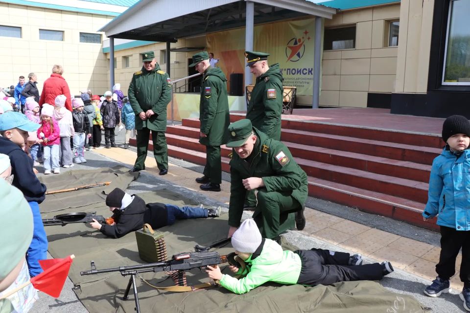 Выставка военной техники. В преддверии великого праздника, Дня Победы, на площади Дома культуры «Поиск» и в сквере Депутатов состоялась выставка военной техники , организованная Тюменским высшим военно-инженерным командным... Выставка военной техники. В преддверии великого праздника, Дня Победы, на площади Дома культуры «Поиск» и в сквере Депутатов состоялась выставка военной техники , организованная Тюменским высшим военно-инженерным командным...
