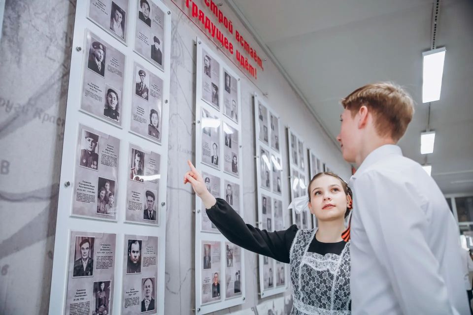 Максим Афанасьев: По инициативе учеников и педагогов в школе № 89 в холле третьего этажа создана стела «Бессмертный полк», где можно увидеть изображения более 100 героев — предков нынешних школьников Максим Афанасьев: По инициативе учеников и педагогов в школе № 89 в холле третьего этажа создана стела «Бессмертный полк», где можно увидеть изображения более 100 героев — предков нынешних школьников