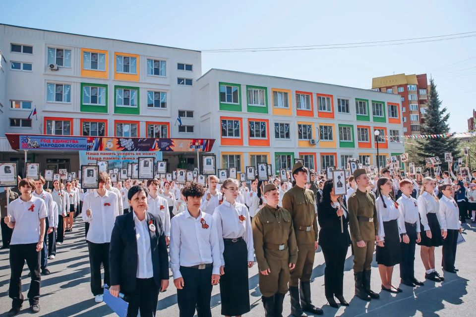 В школах и детских садах Тюмени прошла акция «Бессмертный полк» В школах и детских садах Тюмени прошла акция «Бессмертный полк»