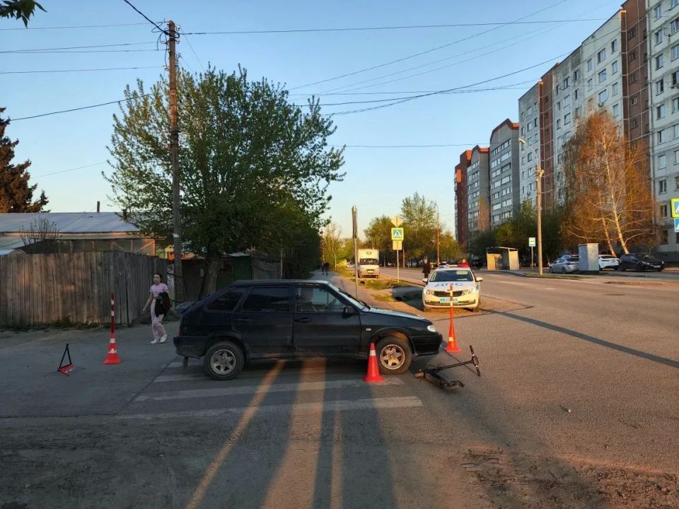 Ехали с подругой на одном электросамокате по «зебре»