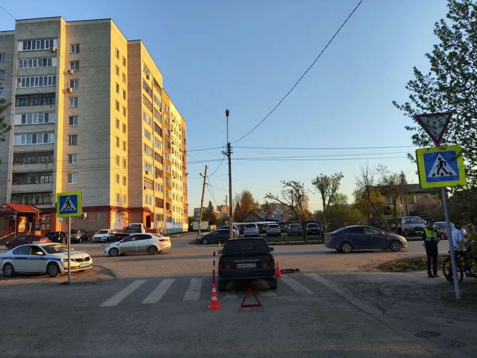 Ехали с подругой на одном электросамокате по «зебре» Ехали с подругой на одном электросамокате по «зебре»