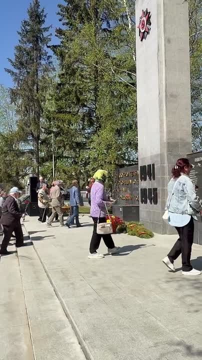Торжественная церемония возложения цветов в сквере Петра Потапова