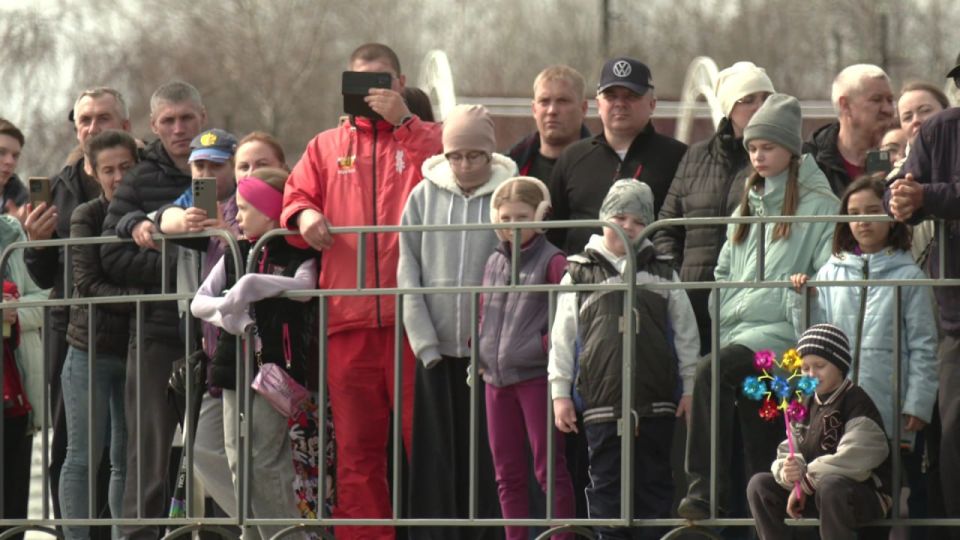Ежедневно на сургутской набережной ровно в полдень можно увидеть и услышать, как стреляет легендарная противотанковая пушка ЗИС-3 времён Великой Отечественной войны Ежедневно на сургутской набережной ровно в полдень можно увидеть и услышать, как стреляет легендарная противотанковая пушка ЗИС-3 времён Великой Отечественной войны