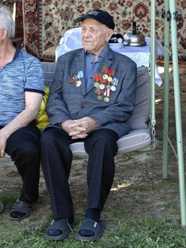 Герои живут рядом с нами: 100 лет мужества и верности Родине Герои живут рядом с нами: 100 лет мужества и верности Родине