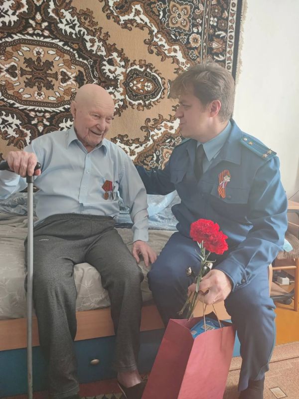 Прокурор Упоровского района Дмитрий Софьин навестил Вожина Петра Максимовича и поздравил его с 81-й годовщиной Победы советского народа над фашистскими захватчиками
