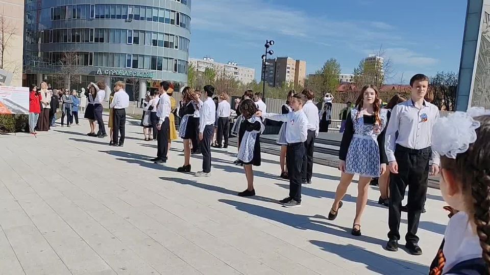 Максим Афанасьев: Делюсь теплыми и трогательными кадрами с патриотических уроков, которые прошли во всех районах нашего города!