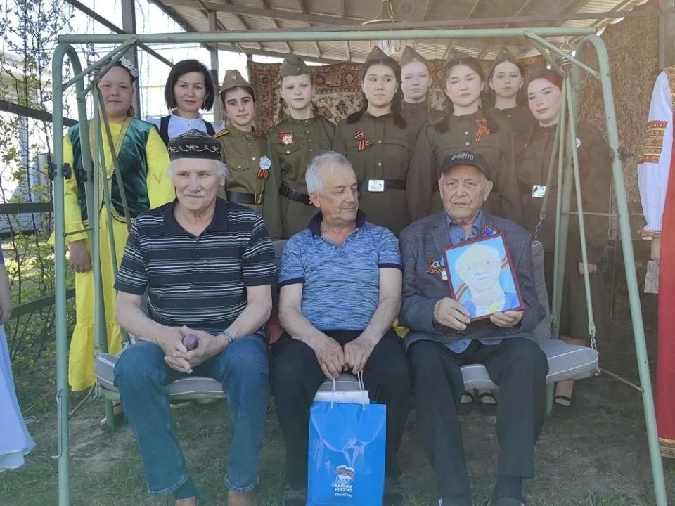 Герои живут рядом с нами: 100 лет мужества и верности Родине Герои живут рядом с нами: 100 лет мужества и верности Родине