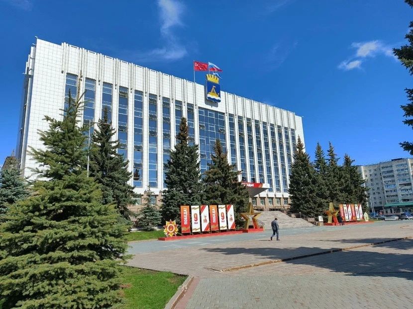 На администрации Тюмени подняли Знамя Победы