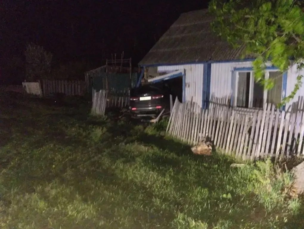 Пьяный тюменец влетел в жилой дом на своей машине и свел в могилу велосипедиста