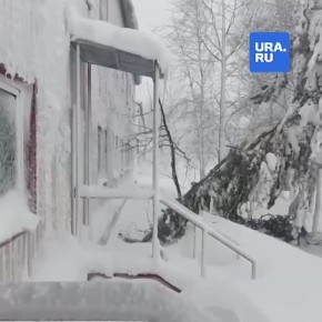 Десятки автомобилей застряли на трассе в ХМАО из-за снегопада