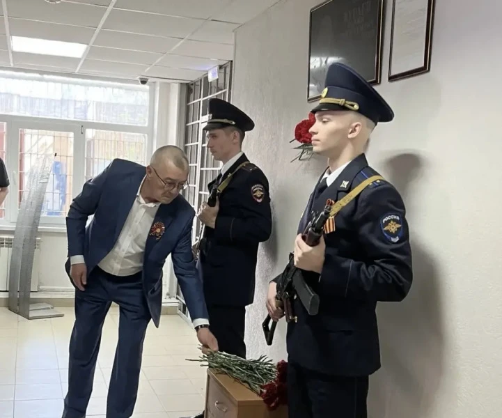 В Тюмени у мемориальной доски, установленной в пятом отделе полиции городского УМВД состоялось мероприятие, посвященное памяти сотрудников органов внутренних дел и фотокорреспондента Александра Ефремова, погибших во время... В Тюмени у мемориальной доски, установленной в пятом отделе полиции городского УМВД состоялось мероприятие, посвященное памяти сотрудников органов внутренних дел и фотокорреспондента Александра Ефремова, погибших во время...