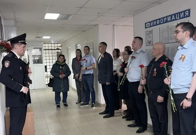 В Тюмени у мемориальной доски, установленной в пятом отделе полиции городского УМВД состоялось мероприятие, посвященное памяти сотрудников органов внутренних дел и фотокорреспондента Александра Ефремова, погибших во время... В Тюмени у мемориальной доски, установленной в пятом отделе полиции городского УМВД состоялось мероприятие, посвященное памяти сотрудников органов внутренних дел и фотокорреспондента Александра Ефремова, погибших во время...