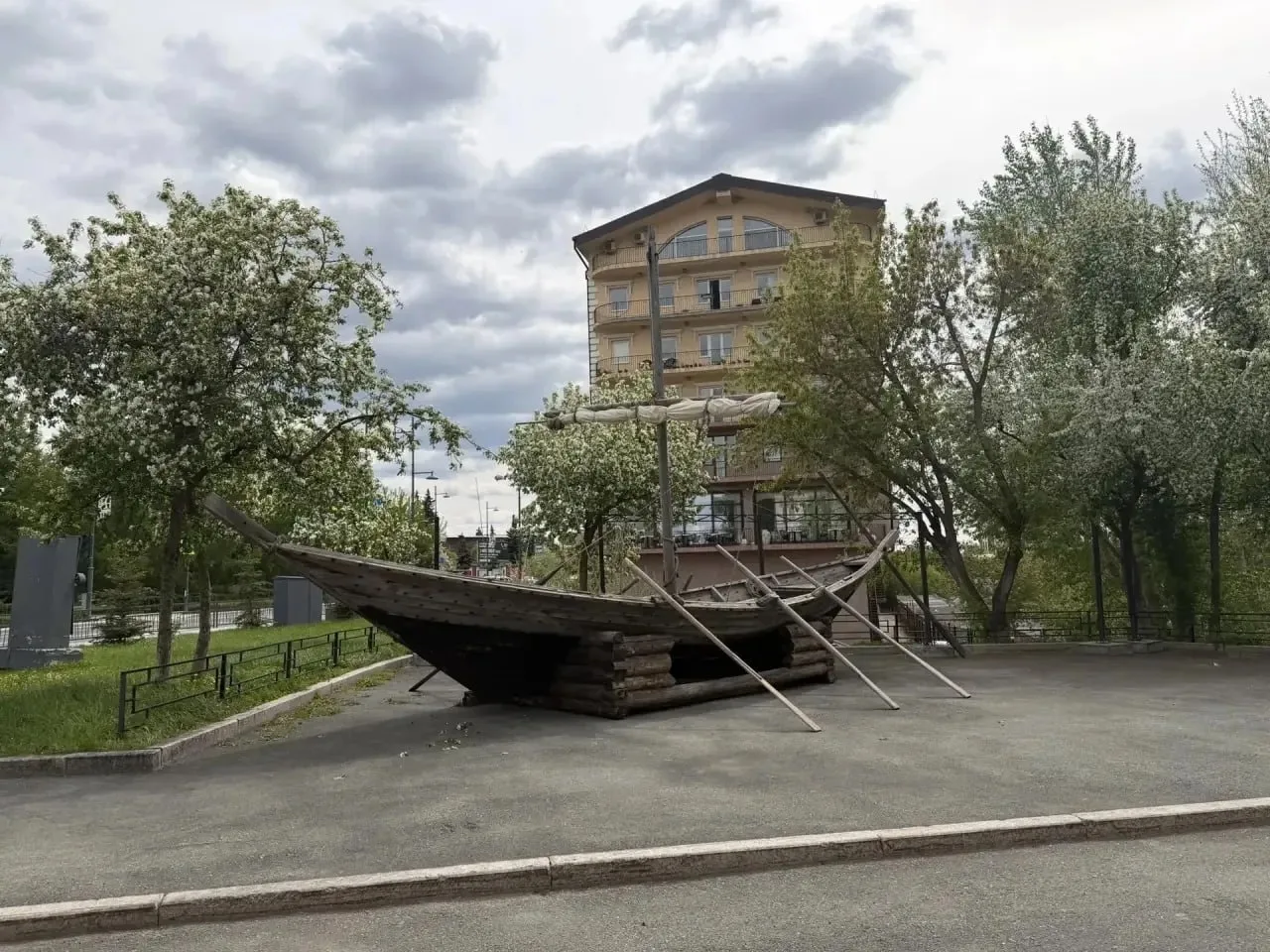 В центре Тюмени появился дощаник — символ основания города