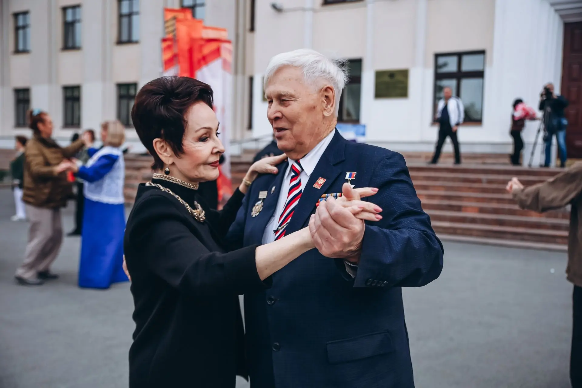 Максим Афанасьев: Вчера на площади у Тюменской областной думы жители нашего города станцевали «Вальс Победы» Максим Афанасьев: Вчера на площади у Тюменской областной думы жители нашего города станцевали «Вальс Победы»