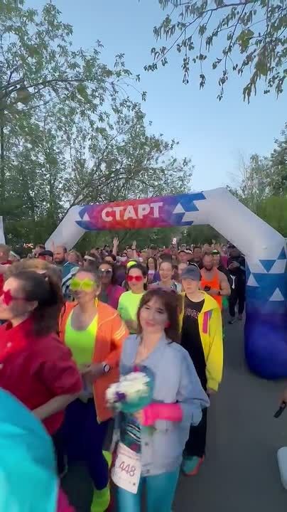 Грандиозный старт ловите заряд энергии и отличного настроения от участников забега!