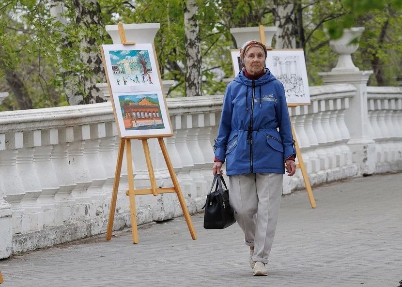 В минувшую среду воздух в Александровском саду был наполнен не только ароматом цветущих яблонь, но и звуками скрипок, виолончелей и поэтических строф В минувшую среду воздух в Александровском саду был наполнен не только ароматом цветущих яблонь, но и звуками скрипок, виолончелей и поэтических строф