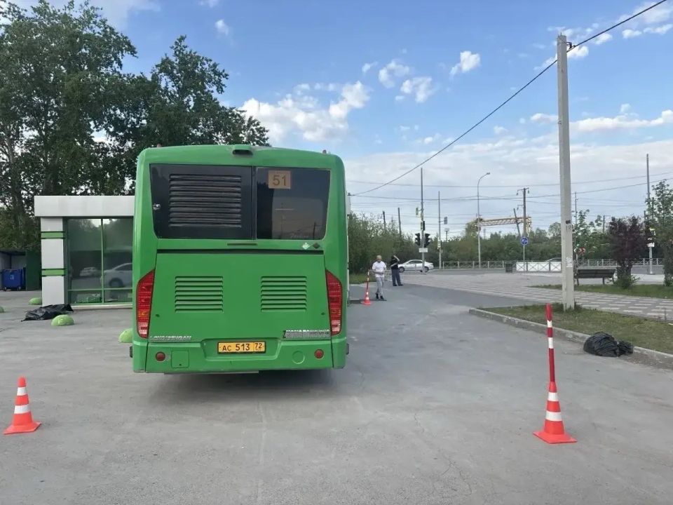 48-летняя тюменка погибла под автобусом, пытаясь его остановить