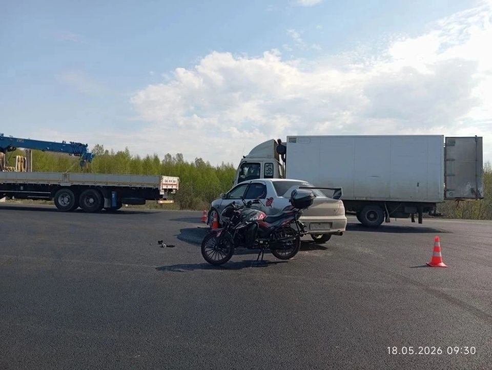 Шлем остался на дороге: под Тобольском в аварии погиб скутерист Шлем остался на дороге: под Тобольском в аварии погиб скутерист