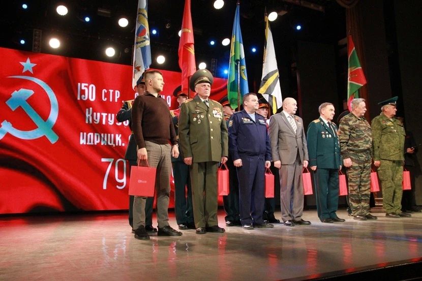 Тюменские школьники узнали об истории Знамени Победы Тюменские школьники узнали об истории Знамени Победы