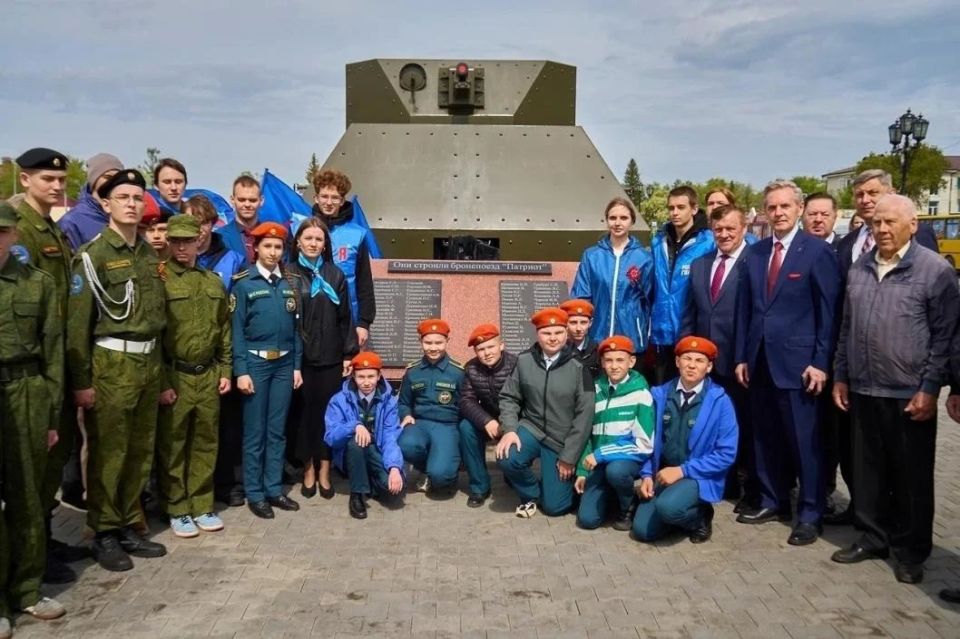 В Ишиме открыли мемориальную доску создателям бронепоезда «Патриот»