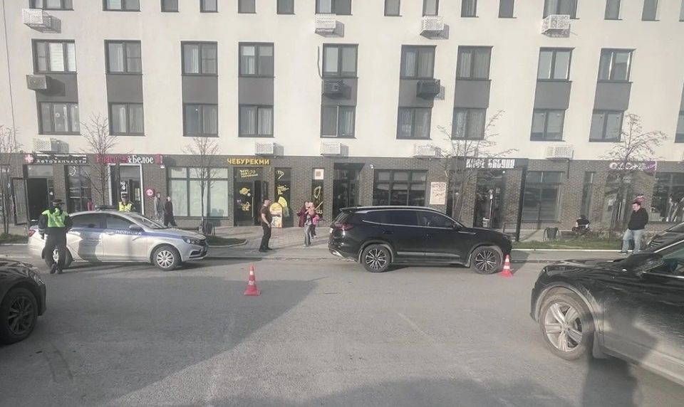 Трехлетняя малышка выскочила на иномарку во дворе и получила травмы